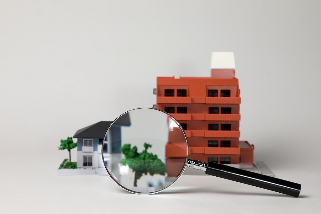 虫眼鏡と家・マンションの模型
