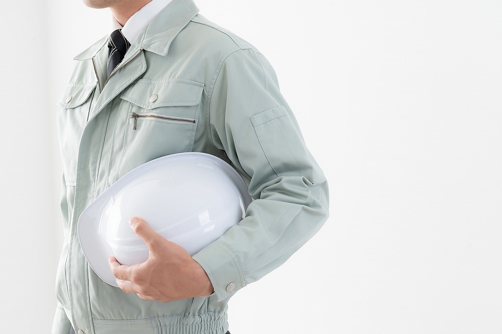 ヘルメットを持つ男性